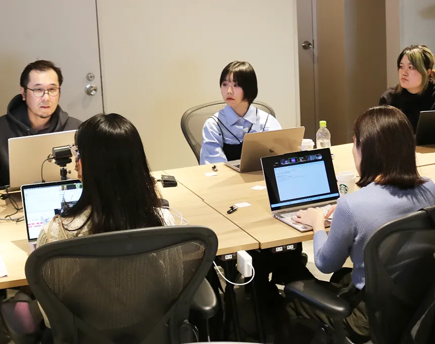 オフィスで打ち合わせする様子