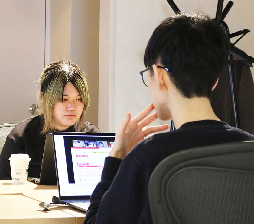 オフィスで打ち合わせする様子